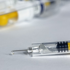 Saeima Covid-19 vakcīnām nosaka nulles procentu PVN likmi