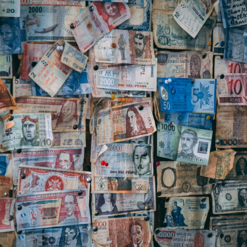 Argentīna devalvē savu valūtu par vairāk nekā 50%