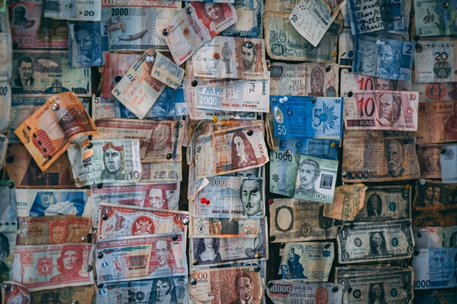 Аргентина девальвирует свою валюту более чем на 50%