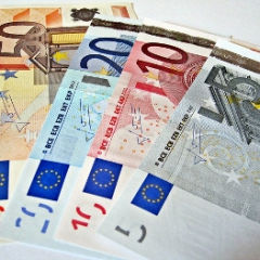 Минимальная месячная зарплата в 2016 году будет 370 евро