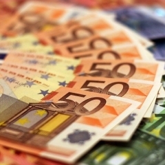 Со следующего года минимальная заработная плата в Латвии составит 500 евро