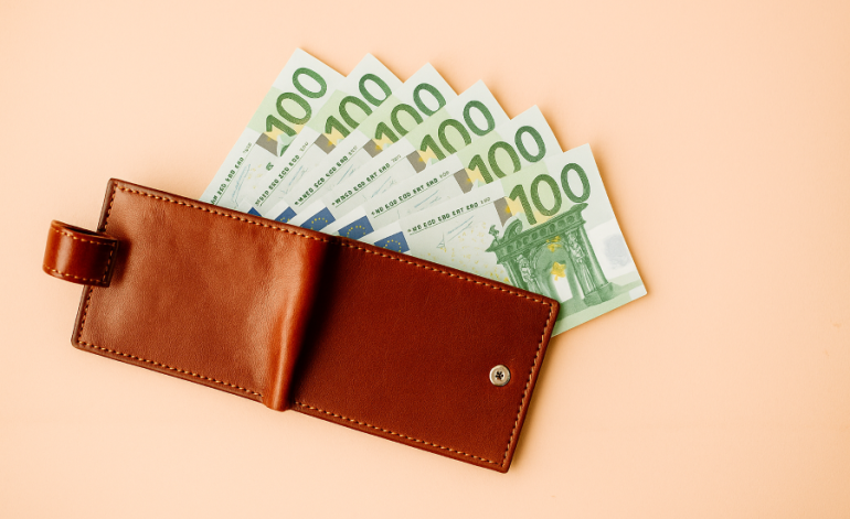 Bankas ziņos par skaidras naudas darījumiem no 750 eiro
